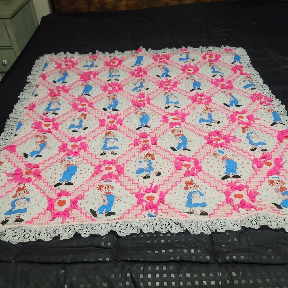 Vintage Raggedy Ann And Andy Baby Quilt Handmade Appx 42 X 42 Inches WO Lace